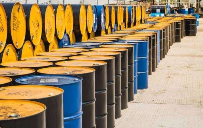 النفط يتراجع إلى 87 دولاراً بعد مقترح لضخ احتياطيات استراتيجية في السوق