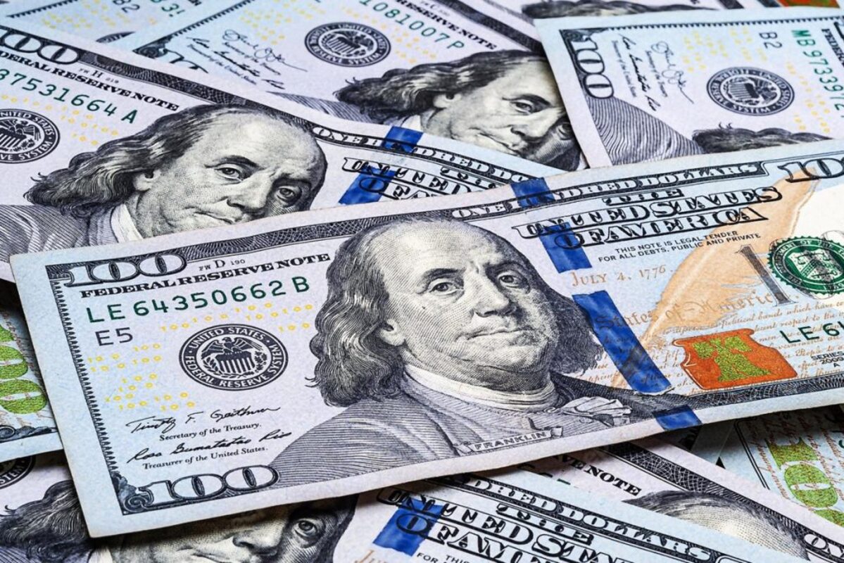 ارتفاع سعر الصرف إلى 156 ألف لكل 100 دولار