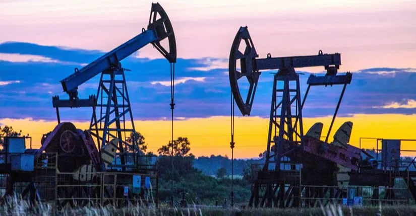 انخفاض أسعار النفط مع ترقب السوق لمخاطر الإمدادات من فنزويلا وروسيا