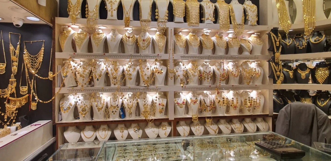 انخفاض أسعار الذهب في بغداد.. مثقال عيار 21 عند 935 ألف دينار