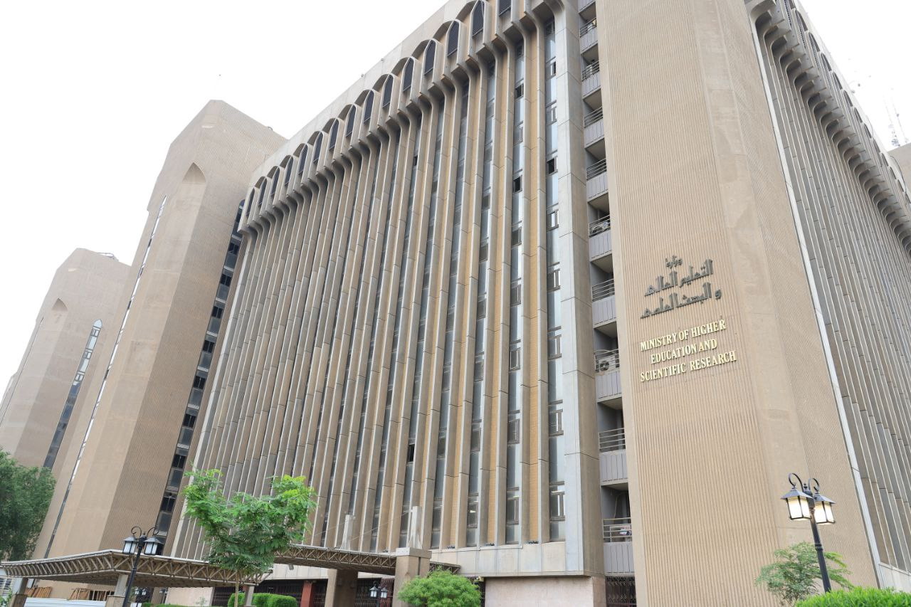 التعليم العالي تعتمد التوقيع والختم الإلكترونيين رسمياً