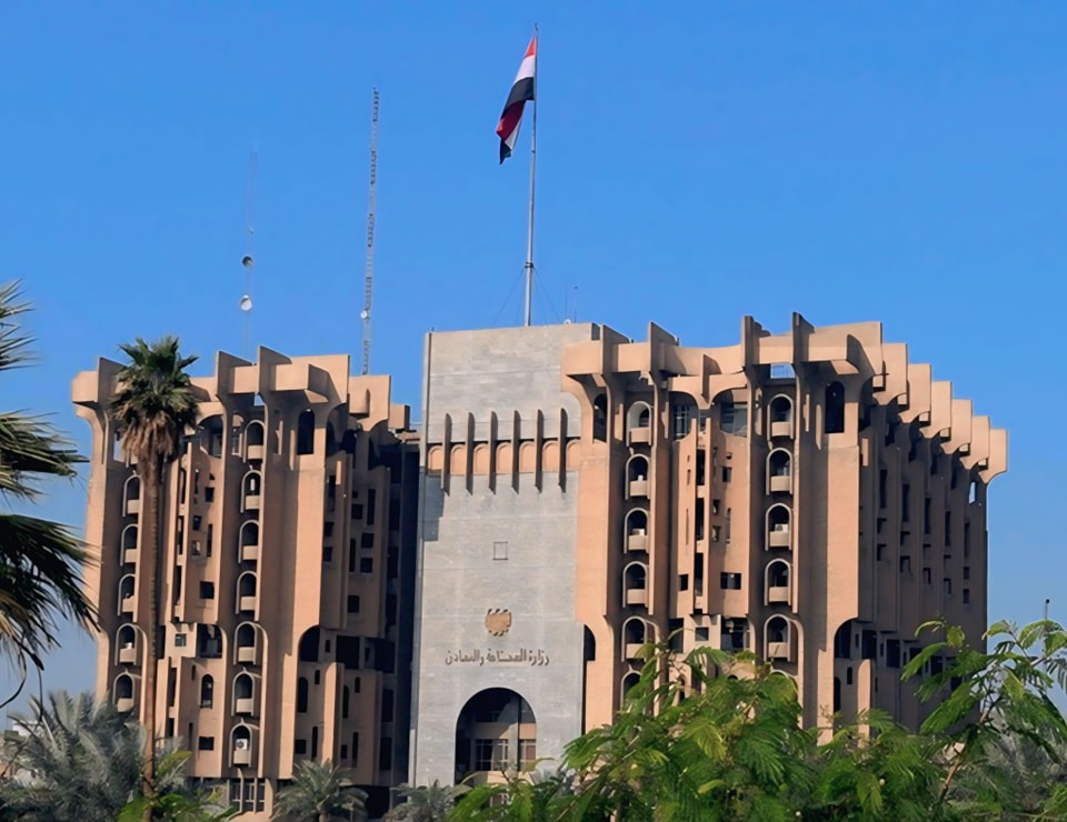 الصناعة: إجراءات لتسريع إنجاز معاملات المراجعين