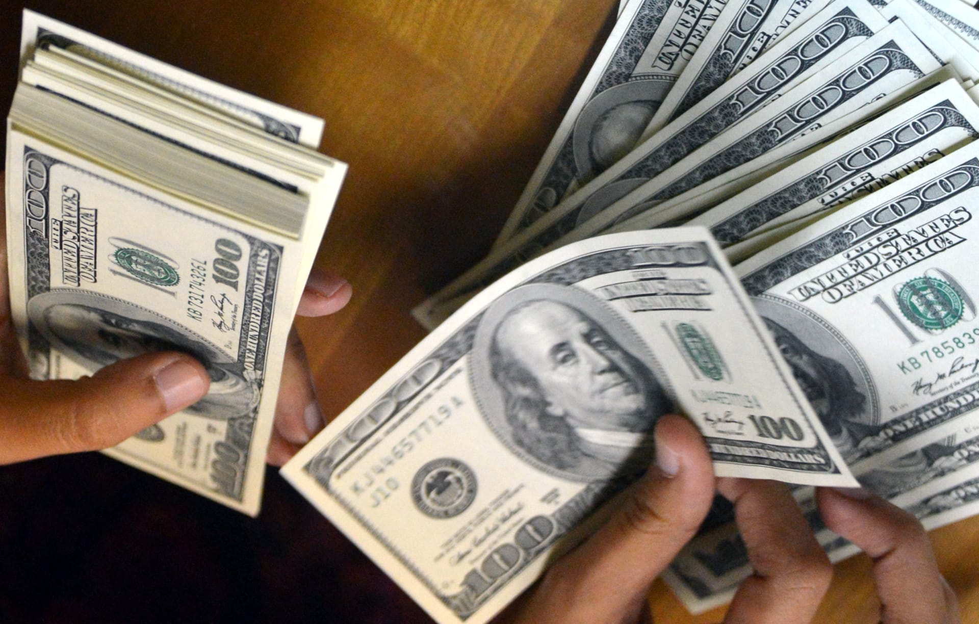 انخفاض سعر الصرف إلى 159 ألف لكل 100 دولار