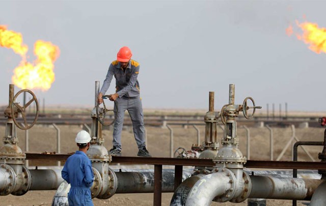 النفط يرتفع قرب 97 دولارًا مع مخاوف هشاشة وقف إطلاق النار